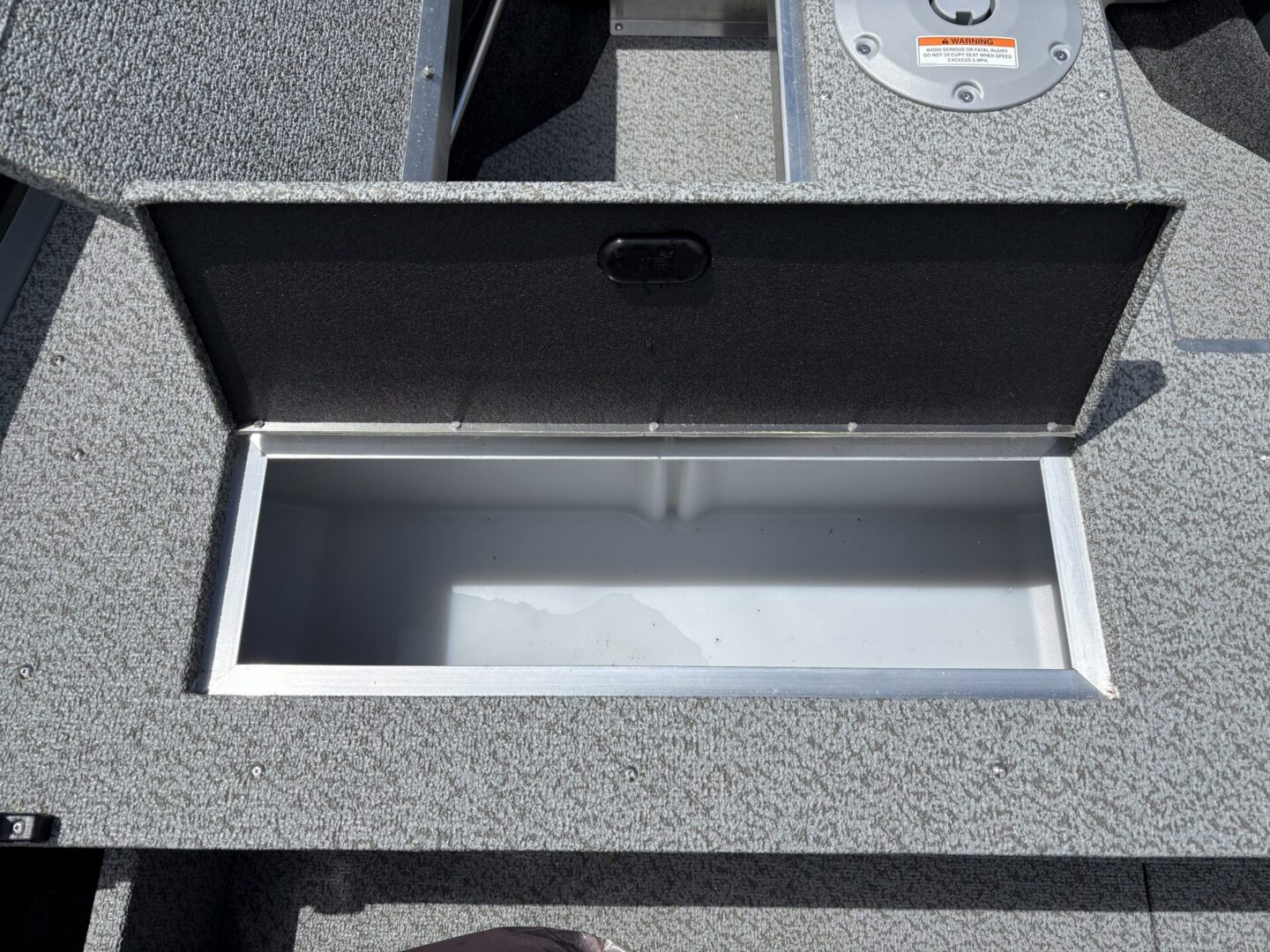 Open stern storage compartment with hatch